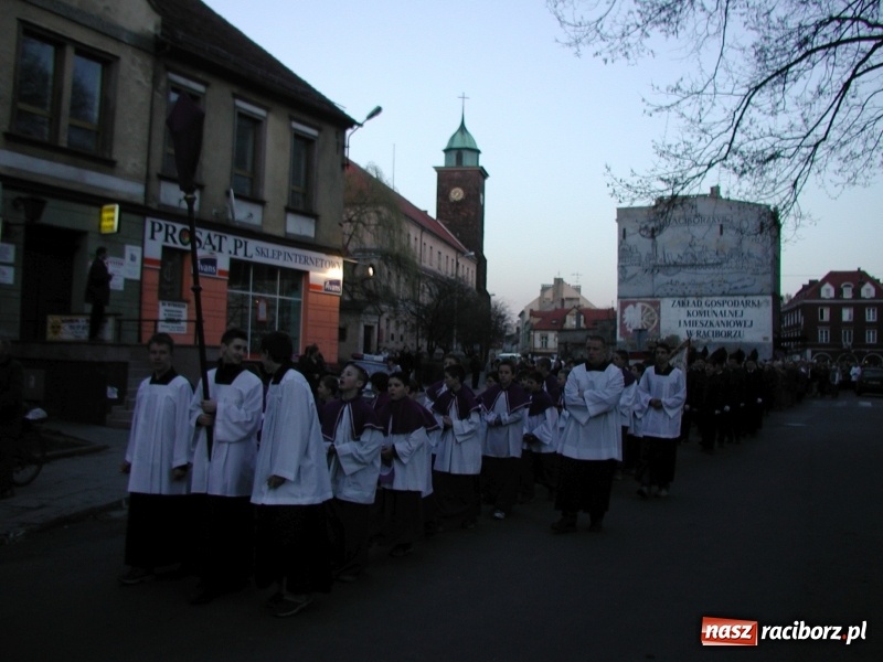 Zdjęcie w galerii na portalu naszraciborz.pl: Tysiące ludzi odprowadzało krzyż ze starego szpitala do nowego. Dziś nie ma pieniędzy na jego renowację wiadomości z regionu