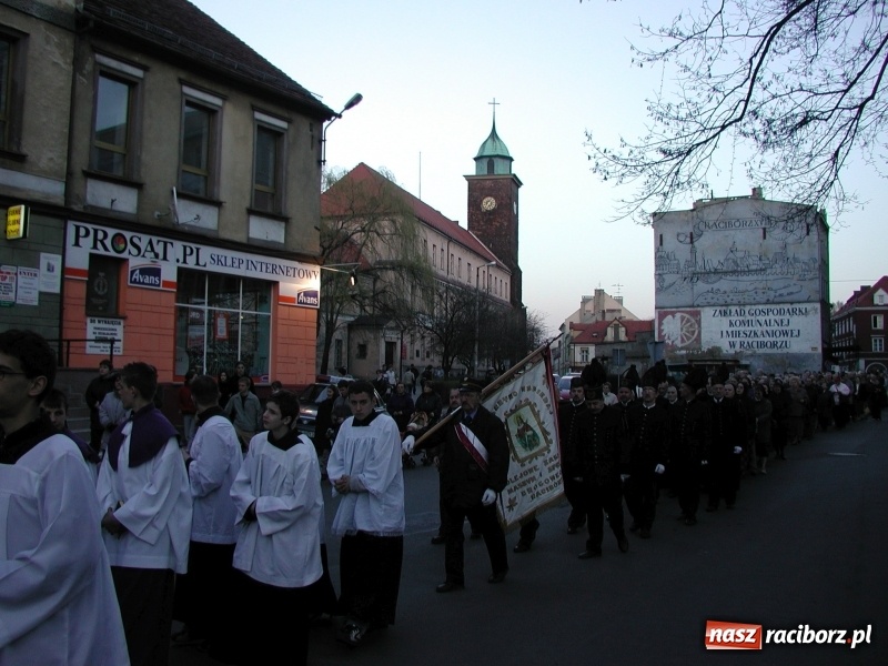 Zdjęcie w galerii na portalu naszraciborz.pl: Tysiące ludzi odprowadzało krzyż ze starego szpitala do nowego. Dziś nie ma pieniędzy na jego renowację wiadomości z regionu