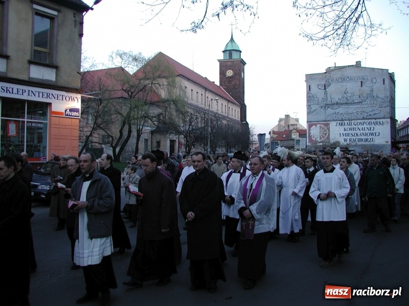 Zdjęcie w galerii na portalu naszraciborz.pl: Tysiące ludzi odprowadzało krzyż ze starego szpitala do nowego. Dziś nie ma pieniędzy na jego renowację wiadomości z regionu