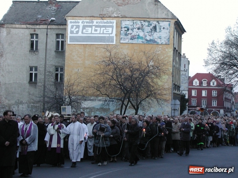 Zdjęcie w galerii na portalu naszraciborz.pl: Tysiące ludzi odprowadzało krzyż ze starego szpitala do nowego. Dziś nie ma pieniędzy na jego renowację wiadomości z regionu