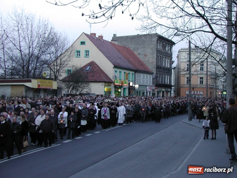 Zdjęcie w galerii na portalu naszraciborz.pl: Tysiące ludzi odprowadzało krzyż ze starego szpitala do nowego. Dziś nie ma pieniędzy na jego renowację wiadomości z regionu
