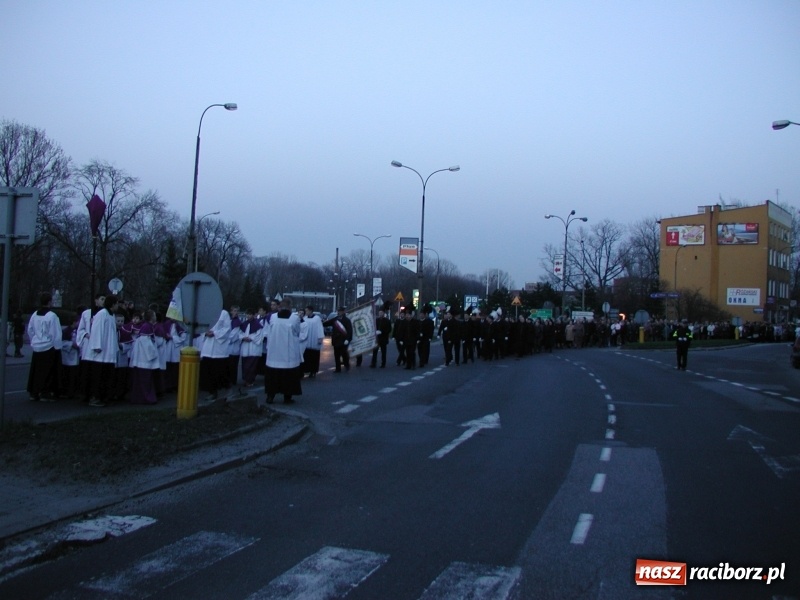 Zdjęcie w galerii na portalu naszraciborz.pl: Tysiące ludzi odprowadzało krzyż ze starego szpitala do nowego. Dziś nie ma pieniędzy na jego renowację wiadomości z regionu