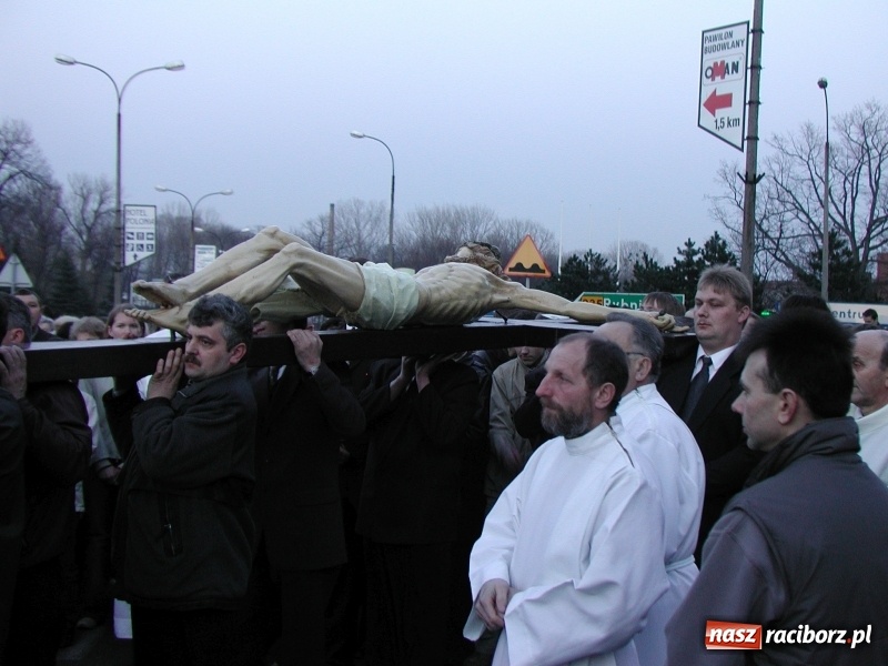 Zdjęcie w galerii na portalu naszraciborz.pl: Tysiące ludzi odprowadzało krzyż ze starego szpitala do nowego. Dziś nie ma pieniędzy na jego renowację wiadomości z regionu