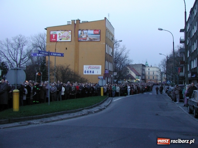 Zdjęcie w galerii na portalu naszraciborz.pl: Tysiące ludzi odprowadzało krzyż ze starego szpitala do nowego. Dziś nie ma pieniędzy na jego renowację wiadomości z regionu