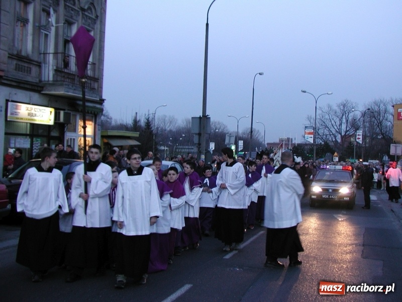 Zdjęcie w galerii na portalu naszraciborz.pl: Tysiące ludzi odprowadzało krzyż ze starego szpitala do nowego. Dziś nie ma pieniędzy na jego renowację wiadomości z regionu