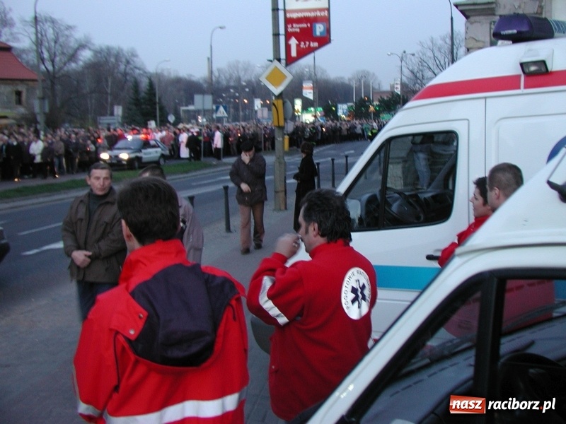 Zdjęcie w galerii na portalu naszraciborz.pl: Tysiące ludzi odprowadzało krzyż ze starego szpitala do nowego. Dziś nie ma pieniędzy na jego renowację wiadomości z regionu