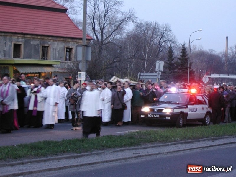 Zdjęcie w galerii na portalu naszraciborz.pl: Tysiące ludzi odprowadzało krzyż ze starego szpitala do nowego. Dziś nie ma pieniędzy na jego renowację wiadomości z regionu