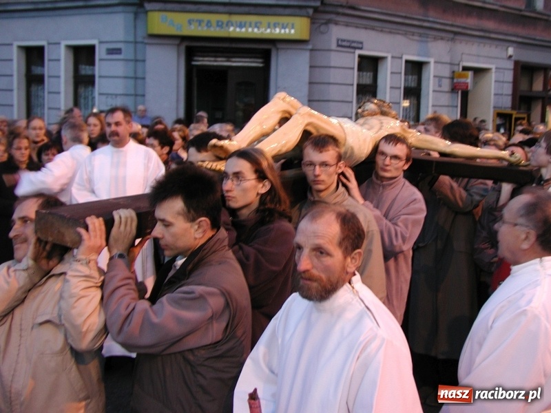 Zdjęcie w galerii na portalu naszraciborz.pl: Tysiące ludzi odprowadzało krzyż ze starego szpitala do nowego. Dziś nie ma pieniędzy na jego renowację wiadomości z regionu