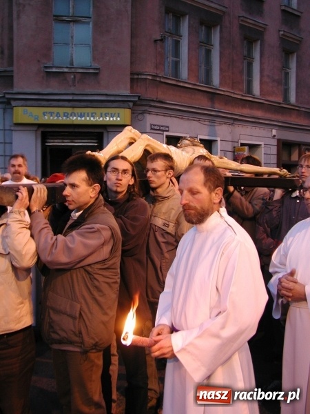 Zdjęcie w galerii na portalu naszraciborz.pl: Tysiące ludzi odprowadzało krzyż ze starego szpitala do nowego. Dziś nie ma pieniędzy na jego renowację wiadomości z regionu