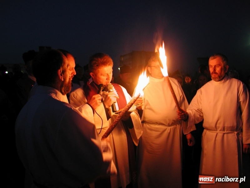 Zdjęcie w galerii na portalu naszraciborz.pl: Tysiące ludzi odprowadzało krzyż ze starego szpitala do nowego. Dziś nie ma pieniędzy na jego renowację wiadomości z regionu