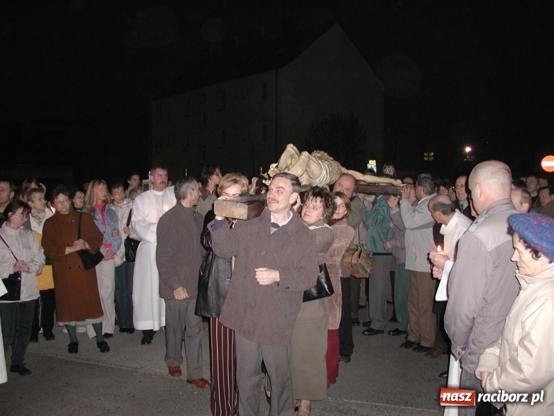 Zdjęcie w galerii na portalu naszraciborz.pl: Tysiące ludzi odprowadzało krzyż ze starego szpitala do nowego. Dziś nie ma pieniędzy na jego renowację wiadomości z regionu