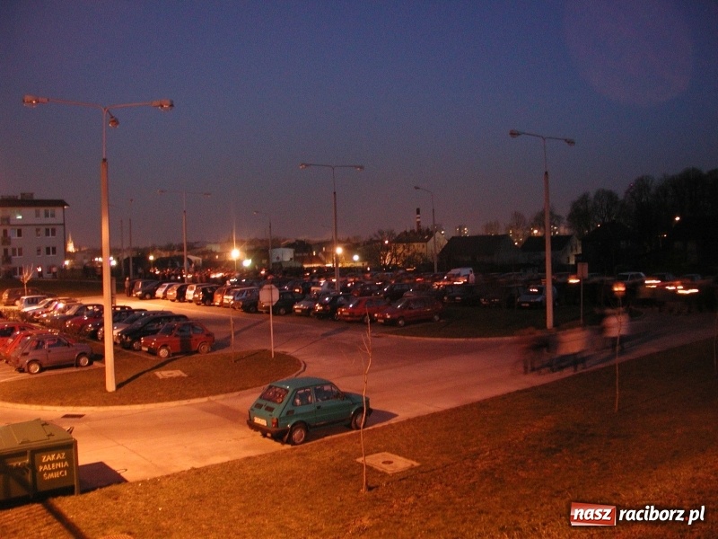 Zdjęcie w galerii na portalu naszraciborz.pl: Tysiące ludzi odprowadzało krzyż ze starego szpitala do nowego. Dziś nie ma pieniędzy na jego renowację wiadomości z regionu