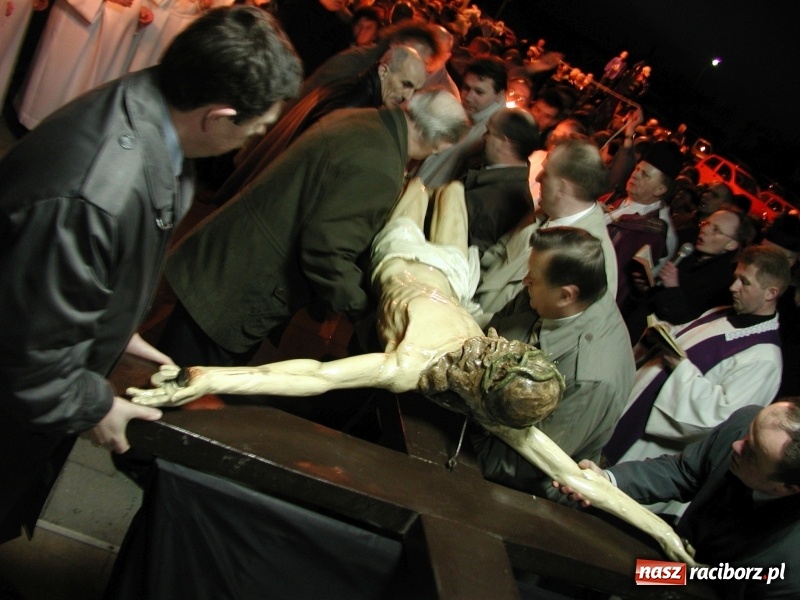 Zdjęcie w galerii na portalu naszraciborz.pl: Tysiące ludzi odprowadzało krzyż ze starego szpitala do nowego. Dziś nie ma pieniędzy na jego renowację wiadomości z regionu