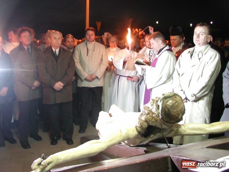 Zdjęcie w galerii na portalu naszraciborz.pl: Tysiące ludzi odprowadzało krzyż ze starego szpitala do nowego. Dziś nie ma pieniędzy na jego renowację wiadomości z regionu