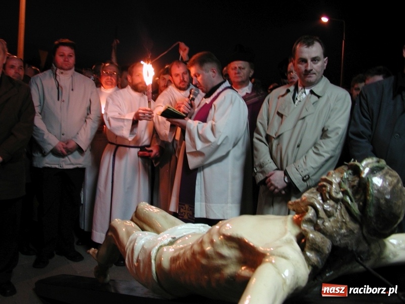 Zdjęcie w galerii na portalu naszraciborz.pl: Tysiące ludzi odprowadzało krzyż ze starego szpitala do nowego. Dziś nie ma pieniędzy na jego renowację wiadomości z regionu