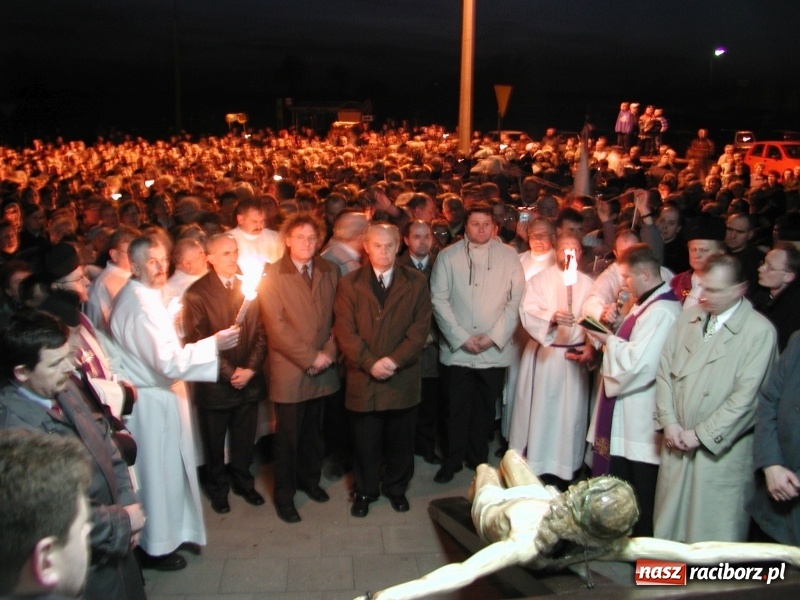 Zdjęcie w galerii na portalu naszraciborz.pl: Tysiące ludzi odprowadzało krzyż ze starego szpitala do nowego. Dziś nie ma pieniędzy na jego renowację wiadomości z regionu