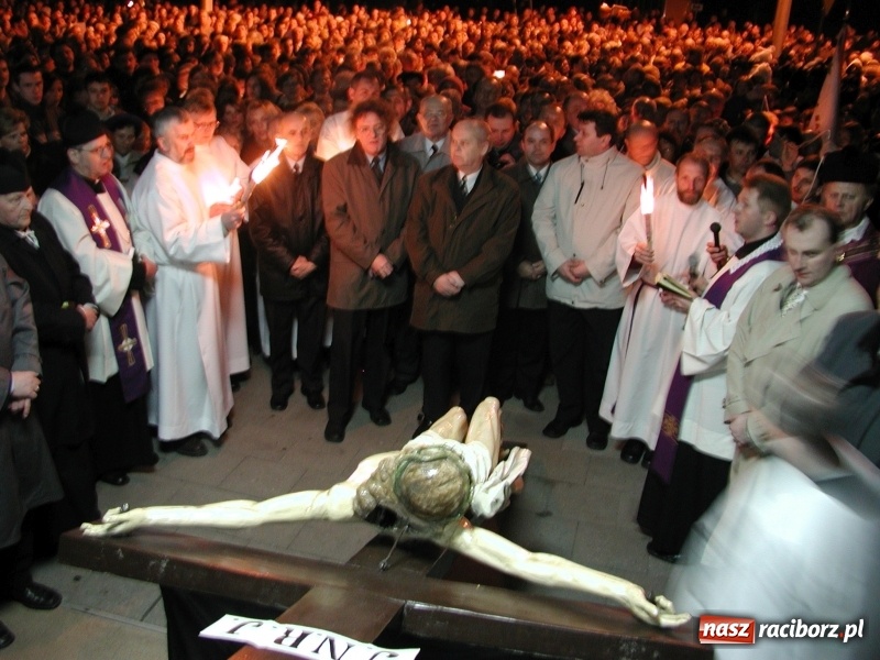 Zdjęcie w galerii na portalu naszraciborz.pl: Tysiące ludzi odprowadzało krzyż ze starego szpitala do nowego. Dziś nie ma pieniędzy na jego renowację wiadomości z regionu