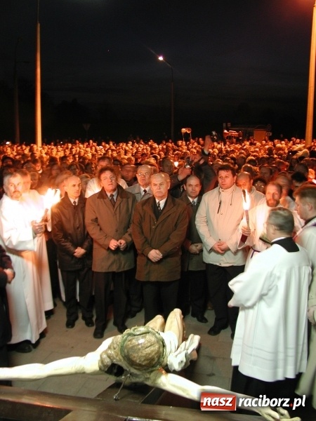 Zdjęcie w galerii na portalu naszraciborz.pl: Tysiące ludzi odprowadzało krzyż ze starego szpitala do nowego. Dziś nie ma pieniędzy na jego renowację wiadomości z regionu