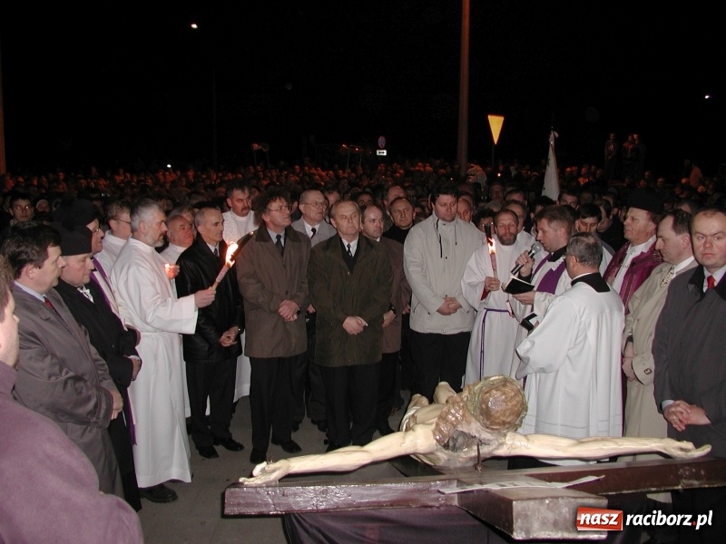 Zdjęcie w galerii na portalu naszraciborz.pl: Tysiące ludzi odprowadzało krzyż ze starego szpitala do nowego. Dziś nie ma pieniędzy na jego renowację wiadomości z regionu