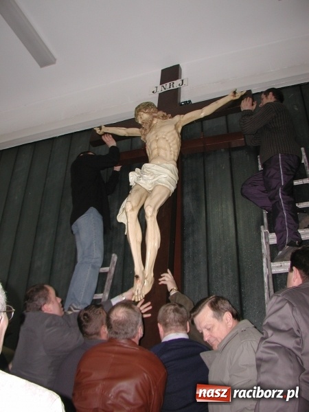 Zdjęcie w galerii na portalu naszraciborz.pl: Tysiące ludzi odprowadzało krzyż ze starego szpitala do nowego. Dziś nie ma pieniędzy na jego renowację wiadomości z regionu