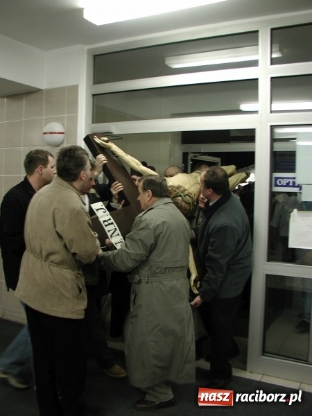 Zdjęcie w galerii na portalu naszraciborz.pl: Tysiące ludzi odprowadzało krzyż ze starego szpitala do nowego. Dziś nie ma pieniędzy na jego renowację wiadomości z regionu