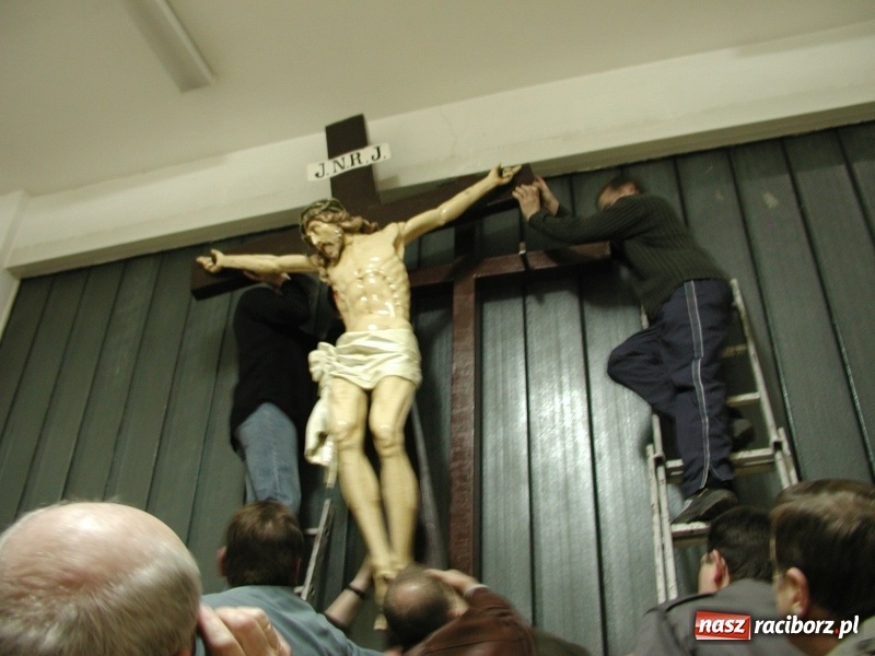 Zdjęcie w galerii na portalu naszraciborz.pl: Tysiące ludzi odprowadzało krzyż ze starego szpitala do nowego. Dziś nie ma pieniędzy na jego renowację wiadomości z regionu