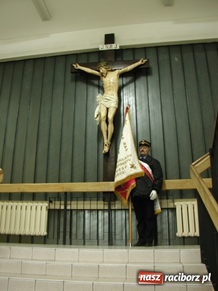 Zdjęcie w galerii na portalu naszraciborz.pl: Tysiące ludzi odprowadzało krzyż ze starego szpitala do nowego. Dziś nie ma pieniędzy na jego renowację wiadomości z regionu