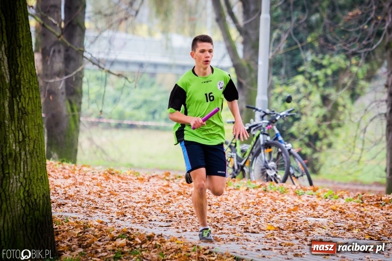 Zdjęcie w galerii na portalu naszraciborz.pl: Sztafetowe biegi przełajowe w parku Zamkowym wiadomości z regionu