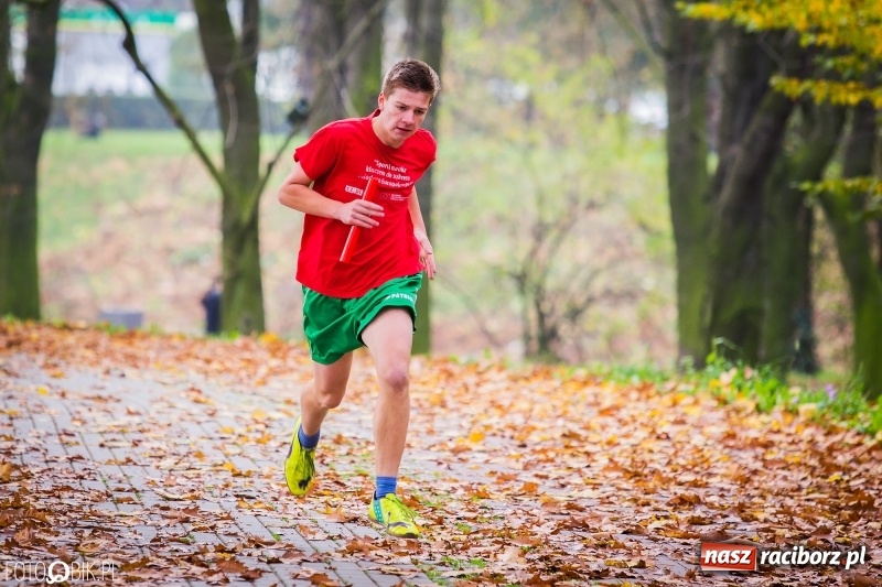 Zdjęcie w galerii na portalu naszraciborz.pl: Sztafetowe biegi przełajowe w parku Zamkowym wiadomości z regionu