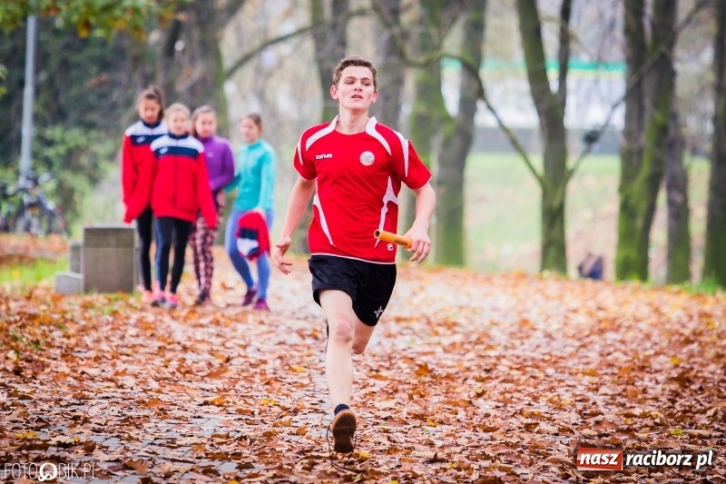 Zdjęcie w galerii na portalu naszraciborz.pl: Sztafetowe biegi przełajowe w parku Zamkowym wiadomości z regionu