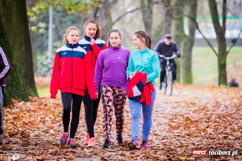 Zdjęcie w galerii na portalu naszraciborz.pl: Sztafetowe biegi przełajowe w parku Zamkowym wiadomości z regionu