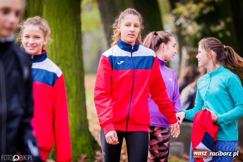 Zdjęcie w galerii na portalu naszraciborz.pl: Sztafetowe biegi przełajowe w parku Zamkowym wiadomości z regionu