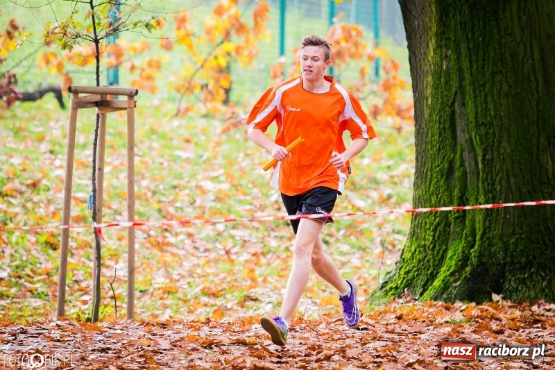 Zdjęcie w galerii na portalu naszraciborz.pl: Sztafetowe biegi przełajowe w parku Zamkowym wiadomości z regionu