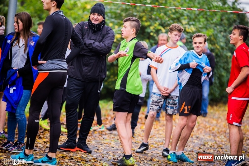 Zdjęcie w galerii na portalu naszraciborz.pl: Sztafetowe biegi przełajowe w parku Zamkowym wiadomości z regionu