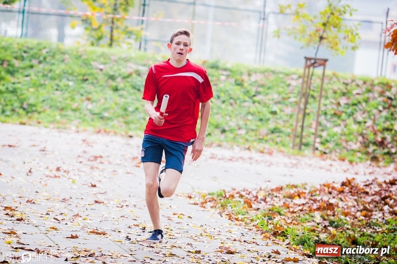 Zdjęcie w galerii na portalu naszraciborz.pl: Sztafetowe biegi przełajowe w parku Zamkowym wiadomości z regionu