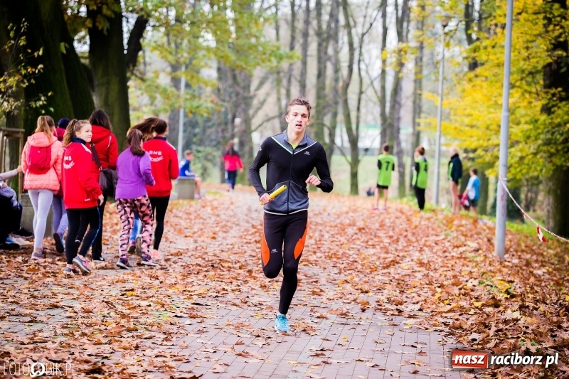 Zdjęcie w galerii na portalu naszraciborz.pl: Sztafetowe biegi przełajowe w parku Zamkowym wiadomości z regionu