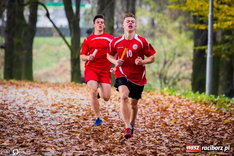 Zdjęcie w galerii na portalu naszraciborz.pl: Sztafetowe biegi przełajowe w parku Zamkowym wiadomości z regionu