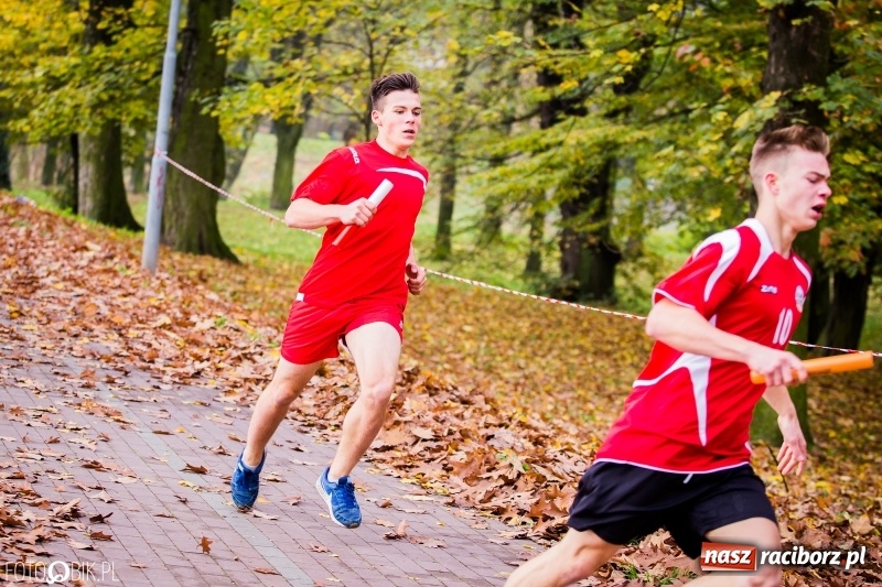 Zdjęcie w galerii na portalu naszraciborz.pl: Sztafetowe biegi przełajowe w parku Zamkowym wiadomości z regionu