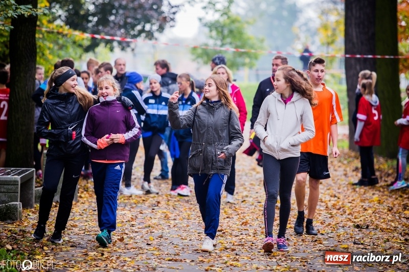 Zdjęcie w galerii na portalu naszraciborz.pl: Sztafetowe biegi przełajowe w parku Zamkowym wiadomości z regionu