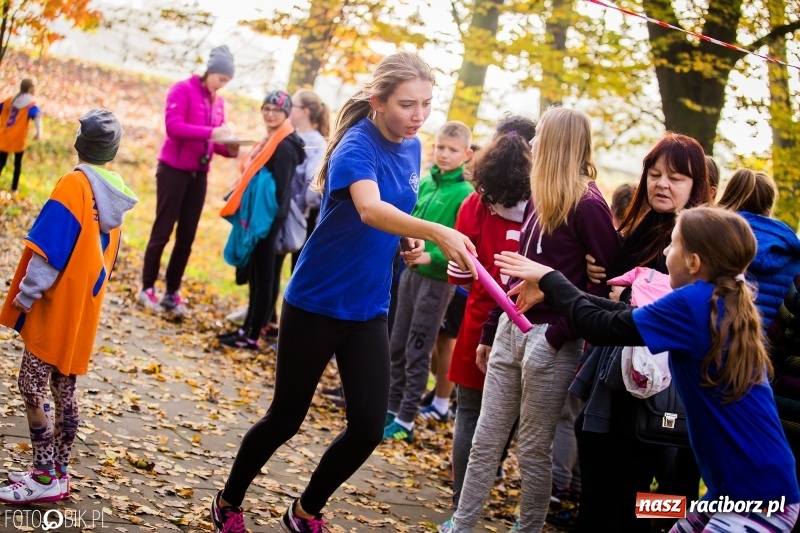 Zdjęcie w galerii na portalu naszraciborz.pl: Sztafetowe biegi przełajowe w parku Zamkowym wiadomości z regionu