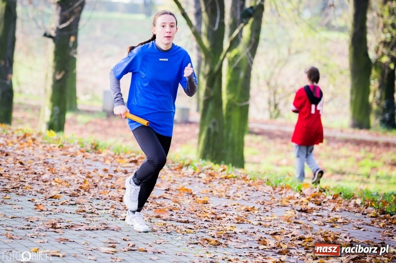 Zdjęcie w galerii na portalu naszraciborz.pl: Sztafetowe biegi przełajowe w parku Zamkowym wiadomości z regionu