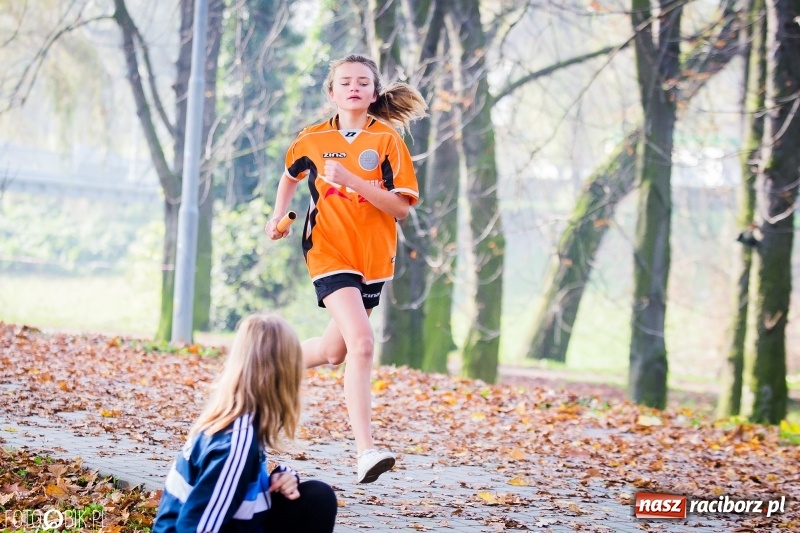 Zdjęcie w galerii na portalu naszraciborz.pl: Sztafetowe biegi przełajowe w parku Zamkowym wiadomości z regionu