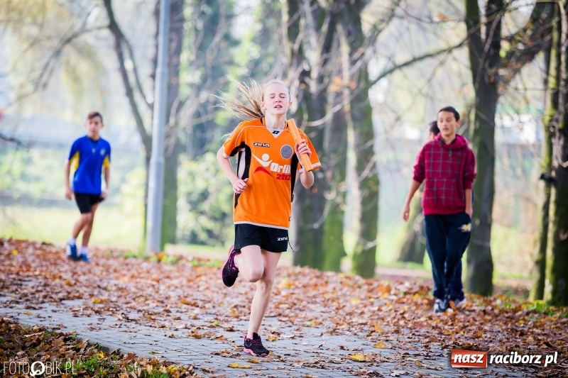Zdjęcie w galerii na portalu naszraciborz.pl: Sztafetowe biegi przełajowe w parku Zamkowym wiadomości z regionu