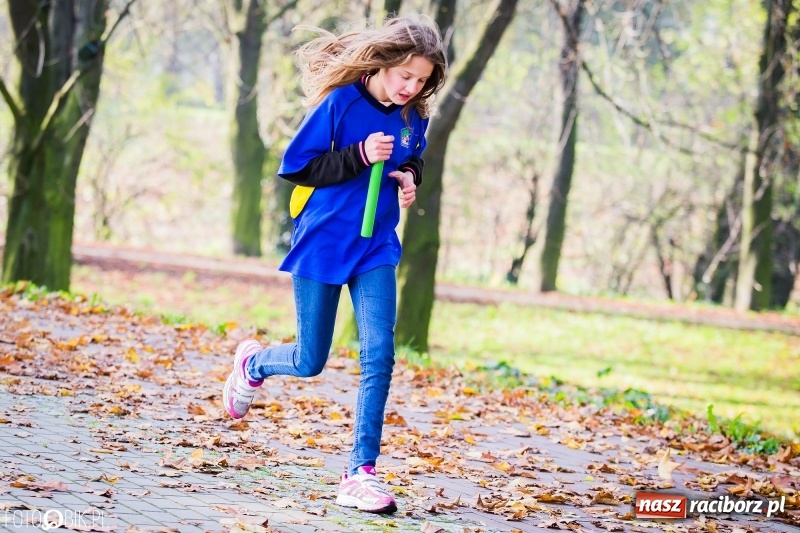 Zdjęcie w galerii na portalu naszraciborz.pl: Sztafetowe biegi przełajowe w parku Zamkowym wiadomości z regionu