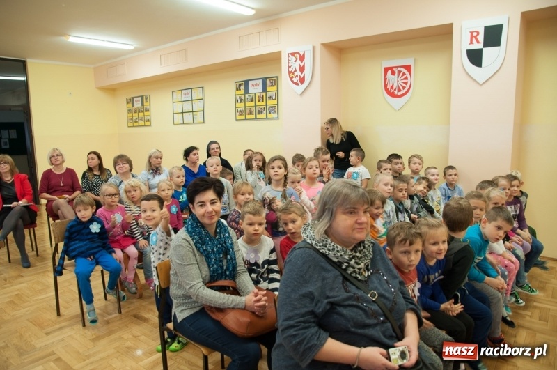 Zdjęcie w galerii na portalu naszraciborz.pl: Pierwsze szkolne zajęcia przedszkolaków. SP 18 otwarła drzwi dla najmłodszych wiadomości z regionu