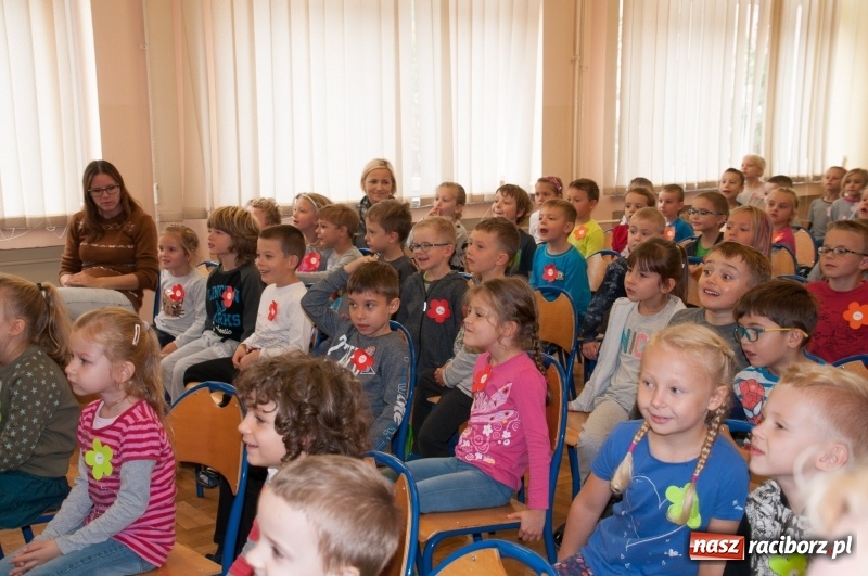 Zdjęcie w galerii na portalu naszraciborz.pl: Pierwsze szkolne zajęcia przedszkolaków. SP 18 otwarła drzwi dla najmłodszych wiadomości z regionu