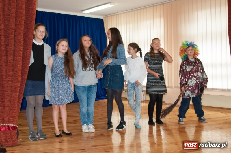 Zdjęcie w galerii na portalu naszraciborz.pl: Pierwsze szkolne zajęcia przedszkolaków. SP 18 otwarła drzwi dla najmłodszych wiadomości z regionu