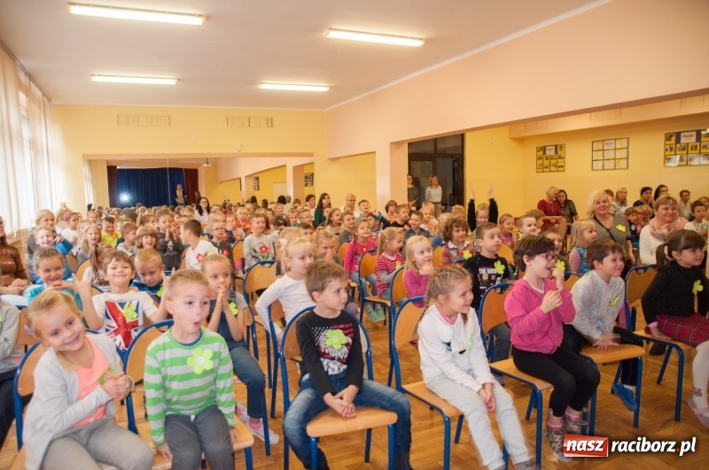 Zdjęcie w galerii na portalu naszraciborz.pl: Pierwsze szkolne zajęcia przedszkolaków. SP 18 otwarła drzwi dla najmłodszych wiadomości z regionu