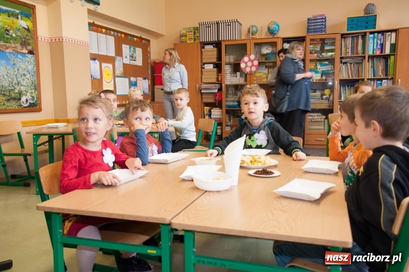 Zdjęcie w galerii na portalu naszraciborz.pl: Pierwsze szkolne zajęcia przedszkolaków. SP 18 otwarła drzwi dla najmłodszych wiadomości z regionu