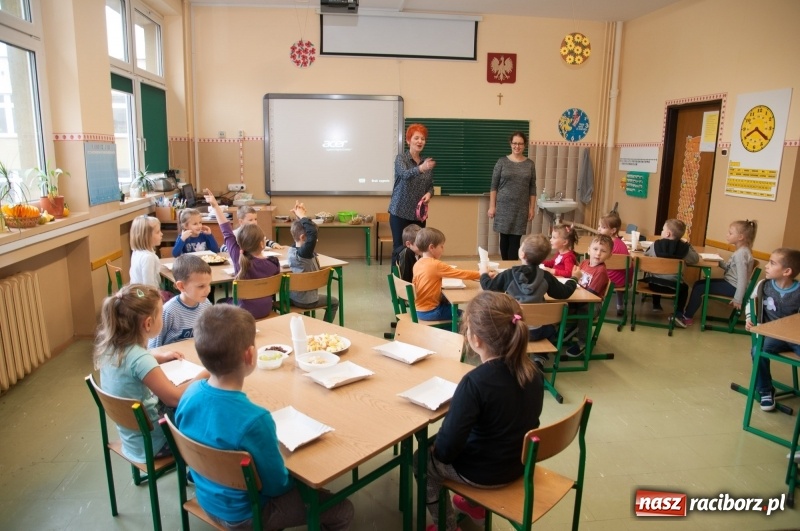 Zdjęcie w galerii na portalu naszraciborz.pl: Pierwsze szkolne zajęcia przedszkolaków. SP 18 otwarła drzwi dla najmłodszych wiadomości z regionu